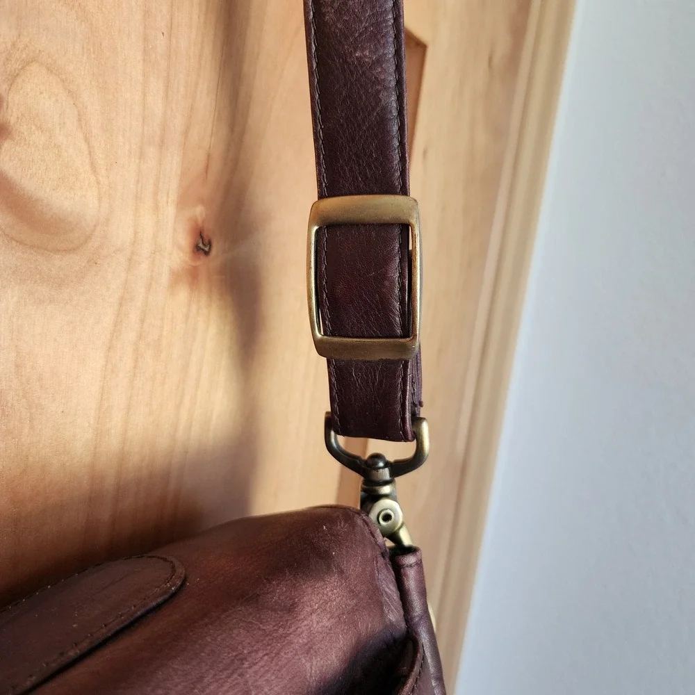 Vtg 100% Leather Brown Messenger Briefcase Bag Travel Commute Quiet Luxury